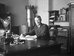 Bestyre Tung sitter på sitt kontor på NTH. Fotografert ant. 