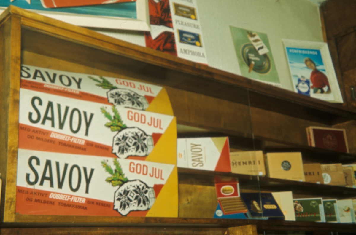 Butikklokale med utstilling av diverse tobakk. Savoy sigaretter.