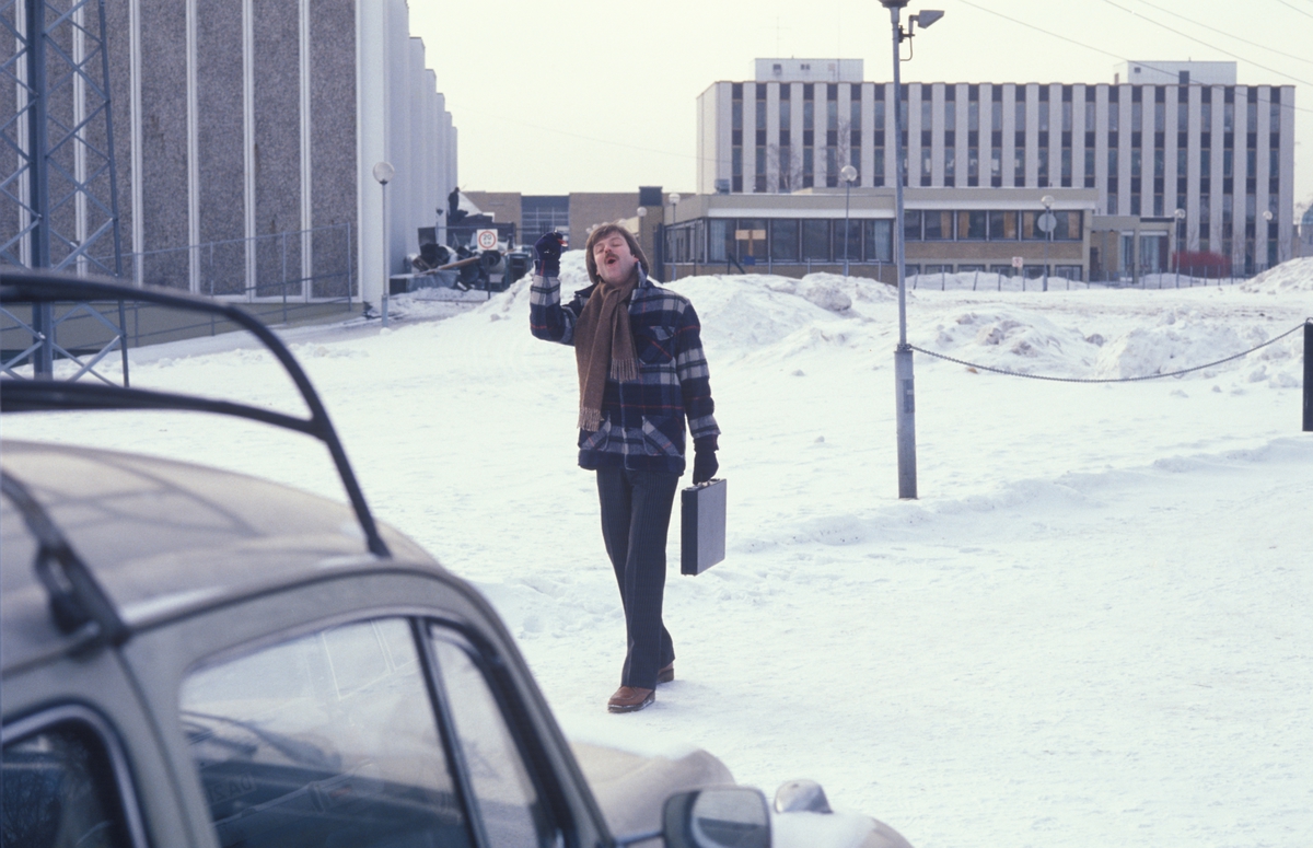 Reklamefoto av mann på vei fra Tiedemanns Tobaksfabrik. Reklamefoto fra presentasjon i forbindelse med introduksjon av Prince Mild i Norge i 1979.