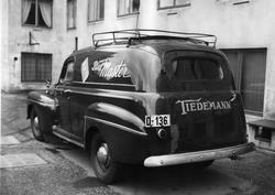 Gatebilde med amerikansk Ford varebil sedan delivery 1946-48