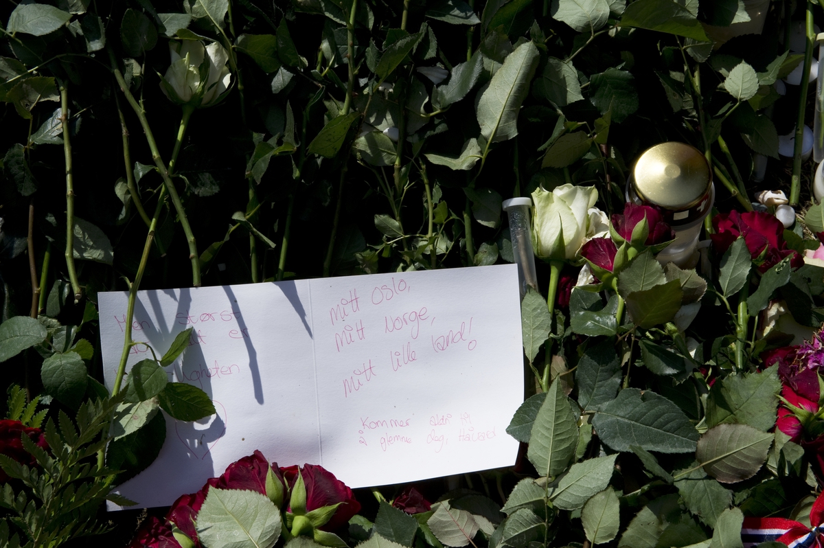 Ved Oslo domkirke. Blomster og kondolanser lagt ned i Oslo sentrum i forbindelse med ettårsdagen for terrorhandlingene i Oslo og på Utøya.