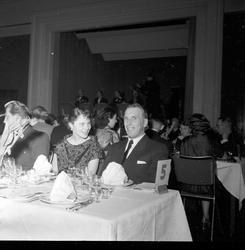 Ant. Sverre Haugli fra den norske skøytetroppen sitter ved b