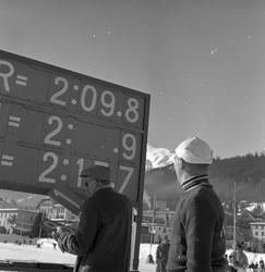 Sverre Haugli ser på resultattavlen i Davos. Fotografert 195