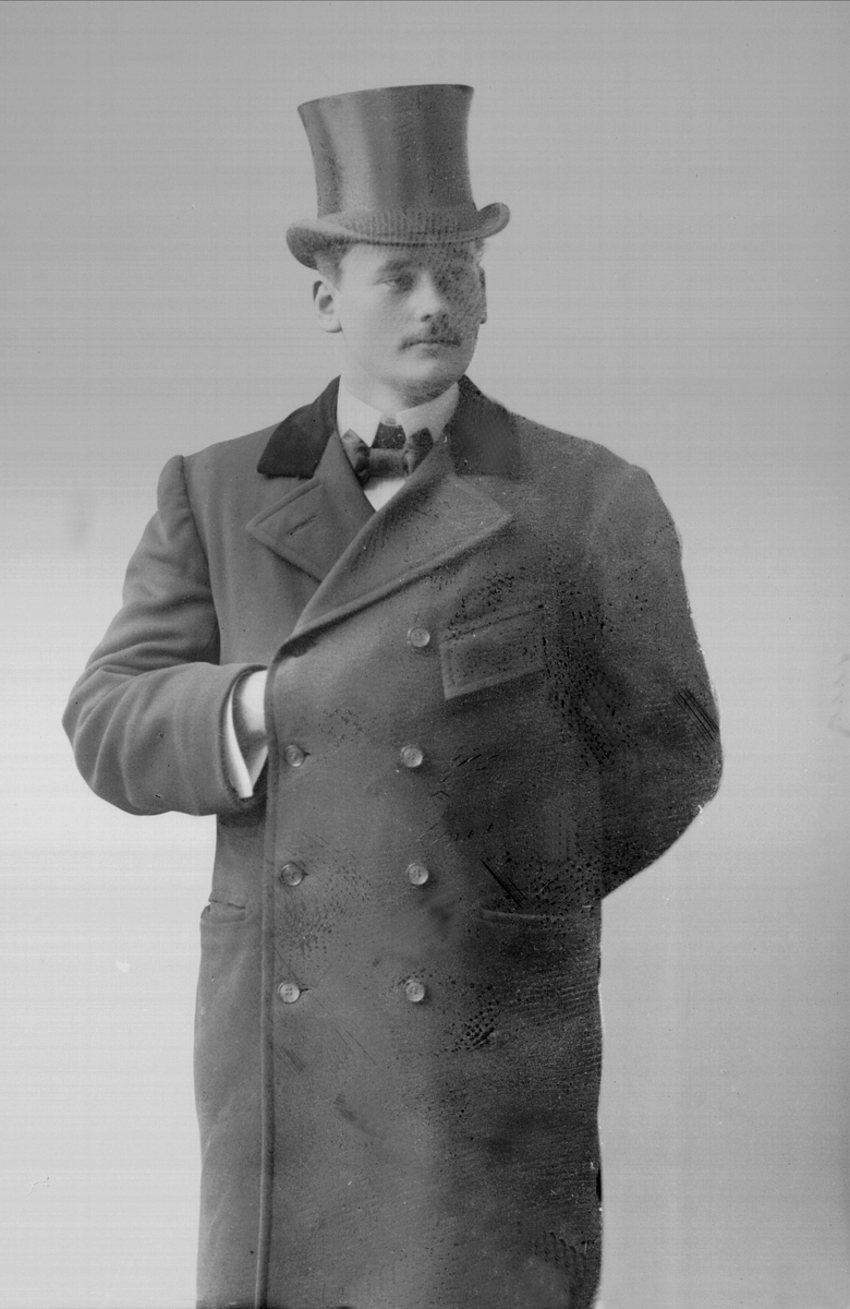 Portrett, mann i flosshatt og frakk. Sverre Nannestad.