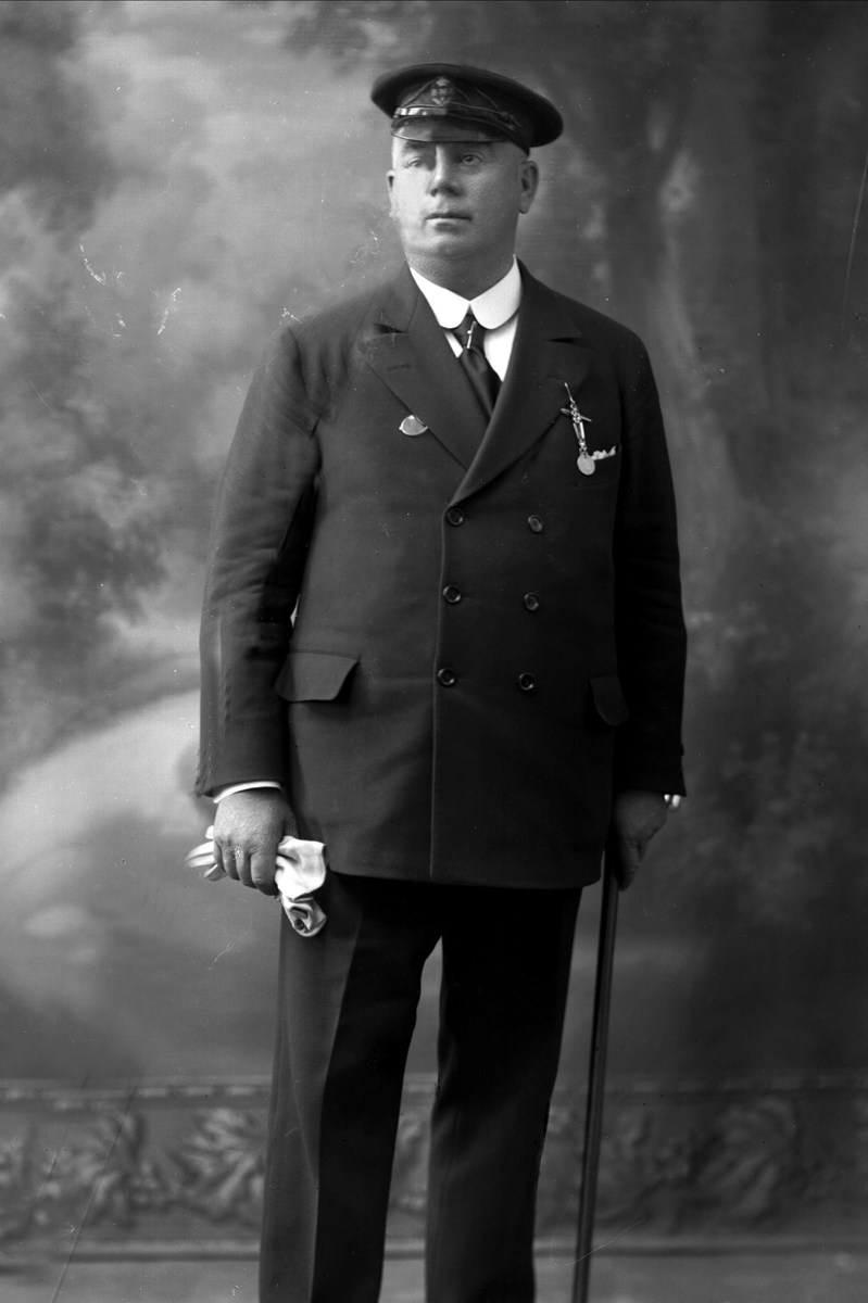 Portrett, kommandør Lund med dress og uniformslue.