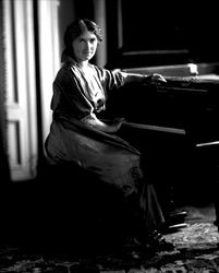 Portrett, frøken Mary Barratt ved flygelet.