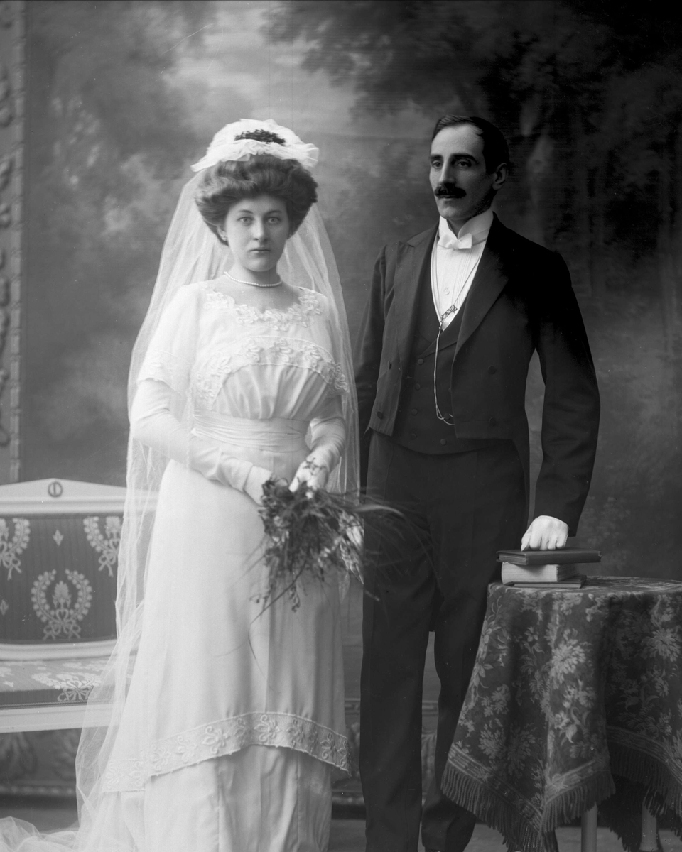 Gruppeportrett, bryllupsbilde. Fritz Albrecht Wilhelm Grevelius Holland og hans kone Hulda Sophie Thorsen.