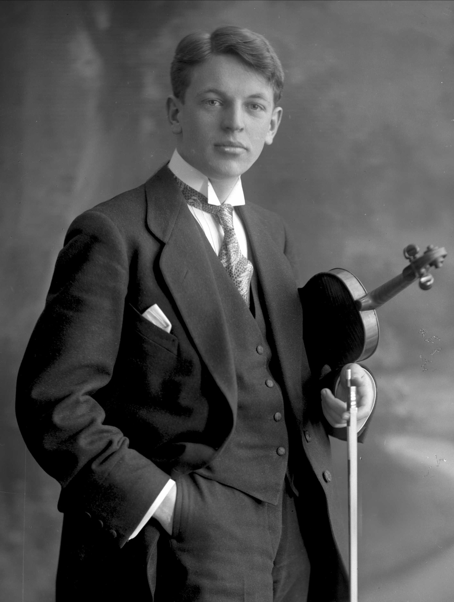 Portrett, musiker Bjarne Brustad med fiolin eller bratsj.