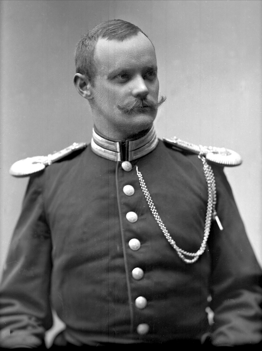 Portrett, Karl Ingvar Nandrup, født 1864, i uniform.