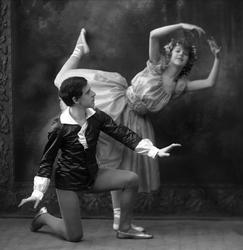 Gruppeportrett, dansere i positur.