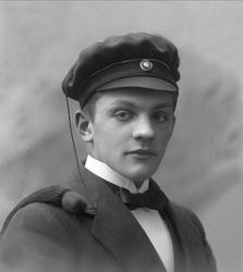 Portrett, mann med studentlue. Baard Frøen.