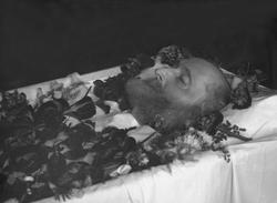 Post mortem-fotografi. Mann i kiste. Durban-Hansen.