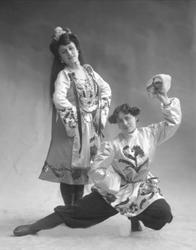 Gruppeportrett, to unge kvinner. Dansere, Anita og Maria.