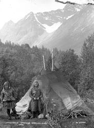 Samefamilie foran telt, Lyngseidet, Lyngen, Troms.