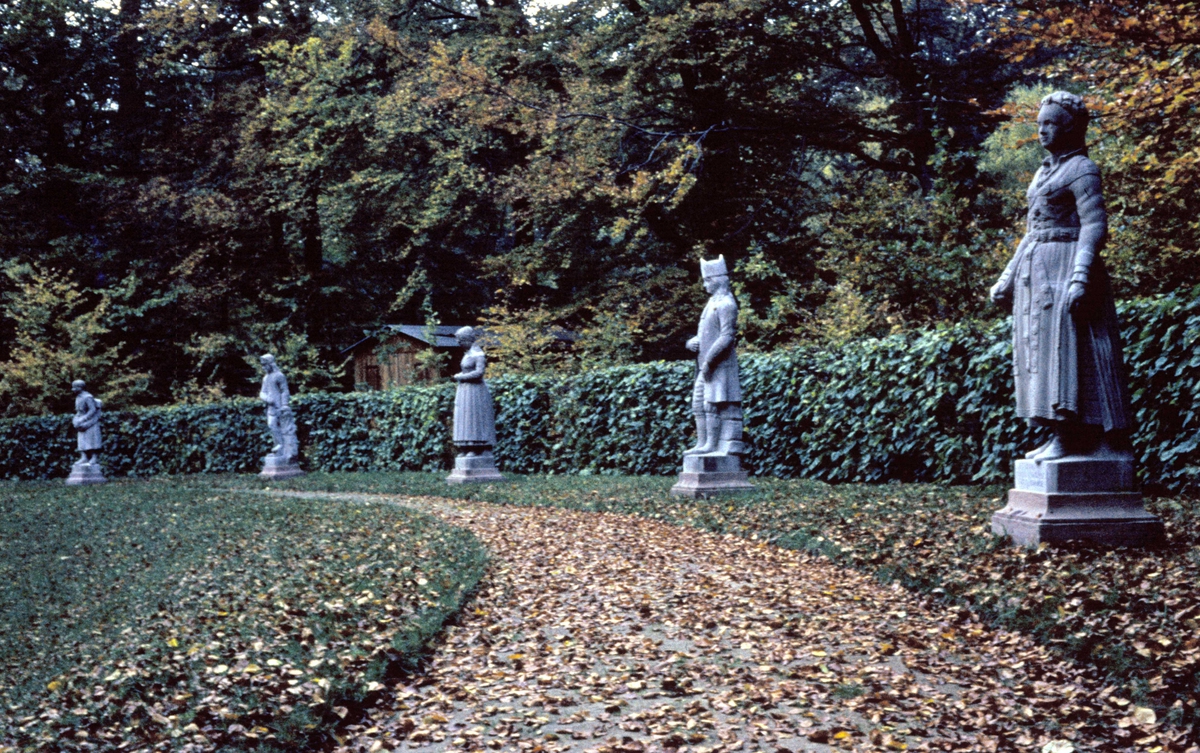 Statue i Nordmandsdalen på Fredensborg slott, Danmark. Fotografert 1968. Oversiktsbilde over parken med statuer.