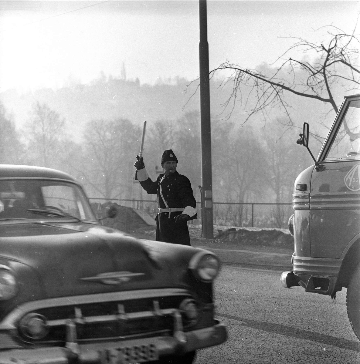 Trafikkpoliti dirigerer trafikken, Oslo februar 1963.