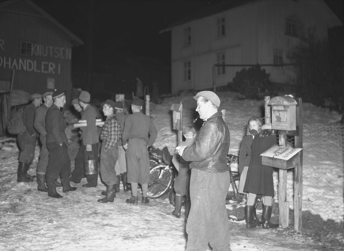 Hedalen, Sør-Aurdal, i Valdres. Gruppe med mennesker utenfor en landhandler. (1956?)