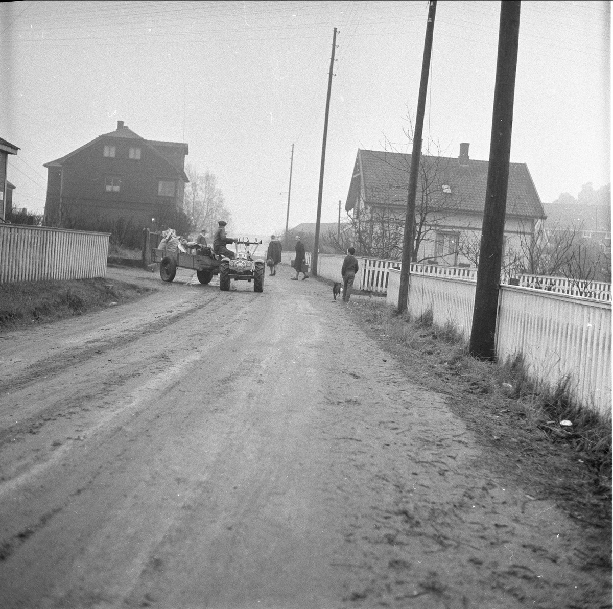 Antakelig veien opp fra Skjærhalden på Hvaler i Østfold, 1956. Bebyggelse, vei med kjøretøy.