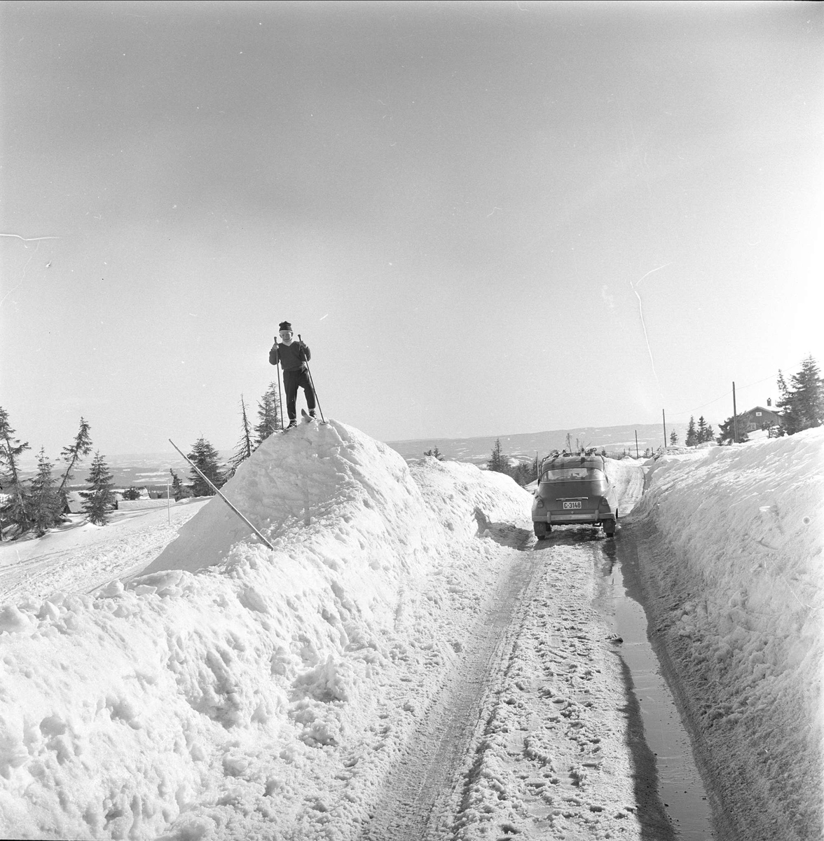 Sjusjøen, Ringsaker, Hedmark, april 1963. Fjellandskap med skiløper, bil og snø.
