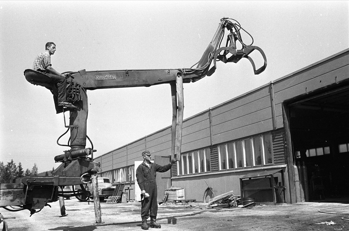 Kongsvinger 22.02.1967. Arbeidere ved en maskin foran industribygning.