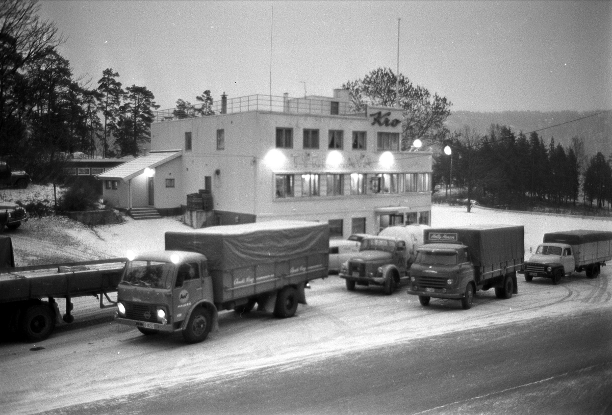 Fra Tyrigrava kro, Ski november 1965. Utvendig bilde av kroen, med lastebiler parkert utenfor.