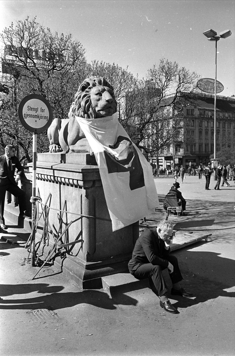 Fra Oslo, 17.05.1966. Løven foran Stortinget er dekorert med et banner på 17. mai.