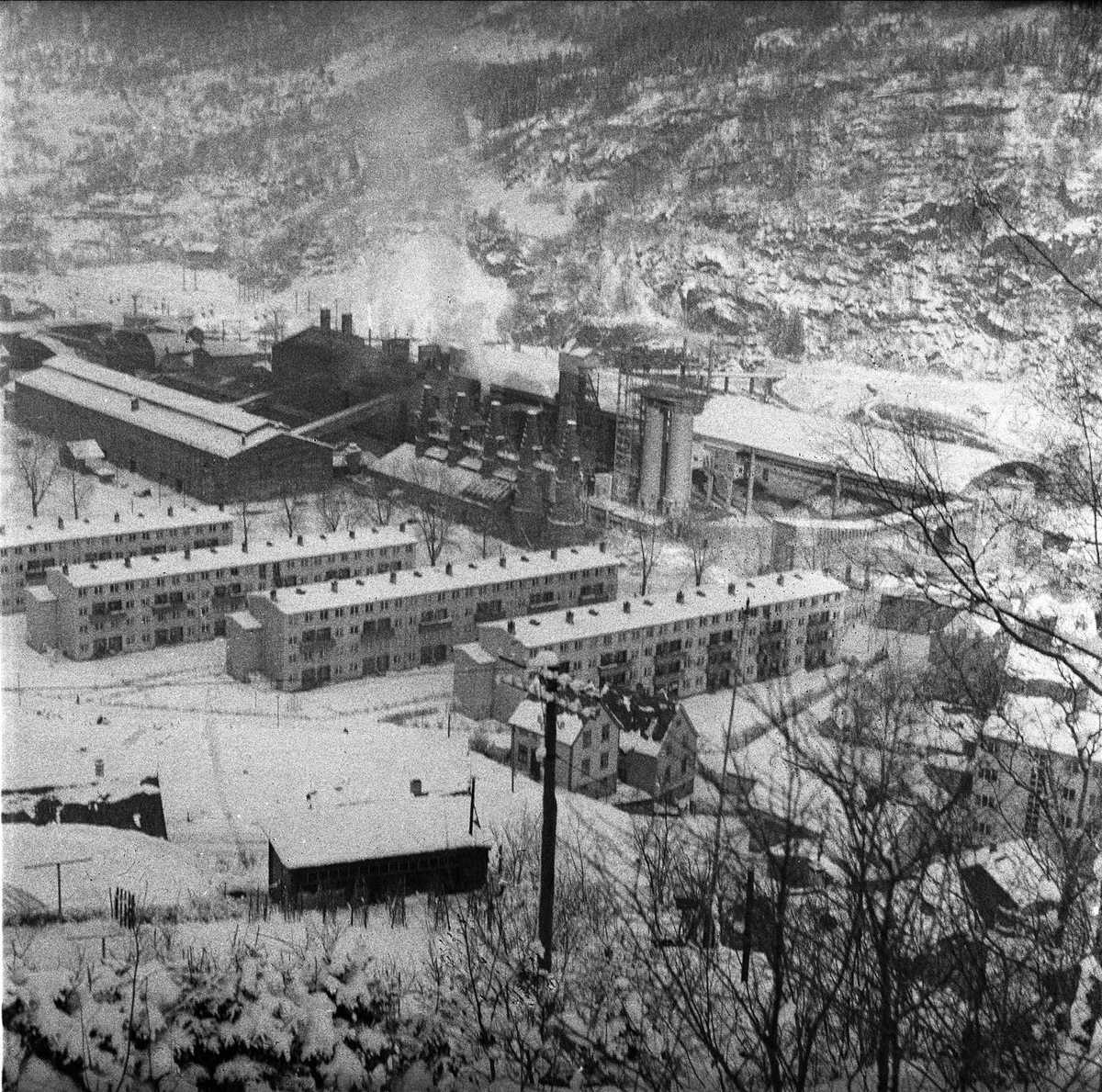 Odda, Hordaland, mars 1957. Bygninger, industri og boliger.
