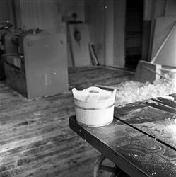 Saltdal, Nordland, april.1963. Båtbyggerskolen, interiør.