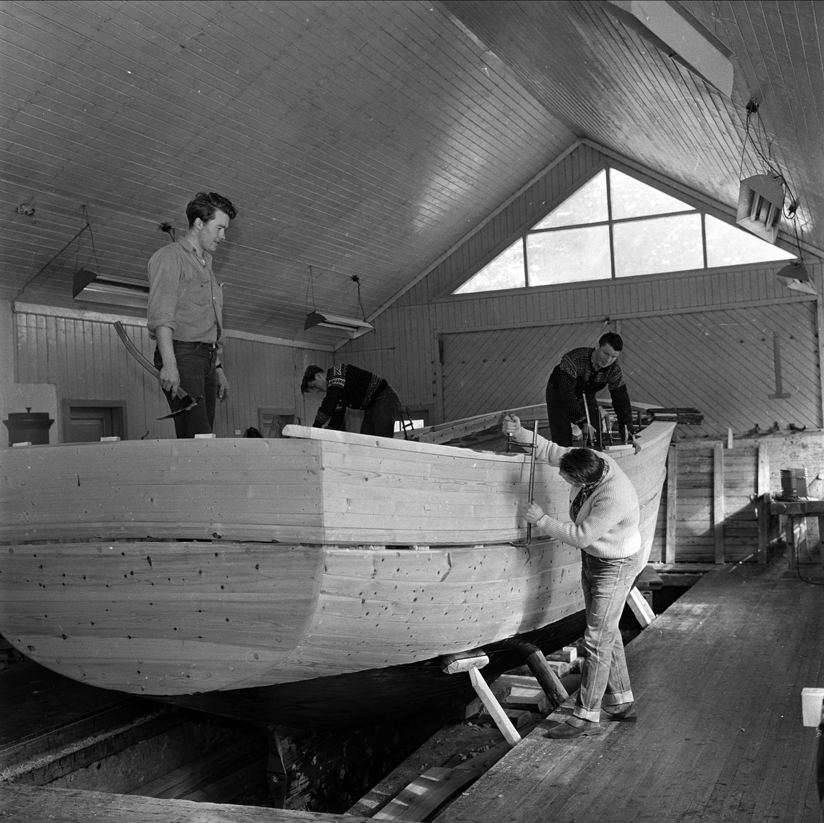 Saltdal, Nordland, april.1963. Båtbyggerskolen. Arbeid på båt i verksted