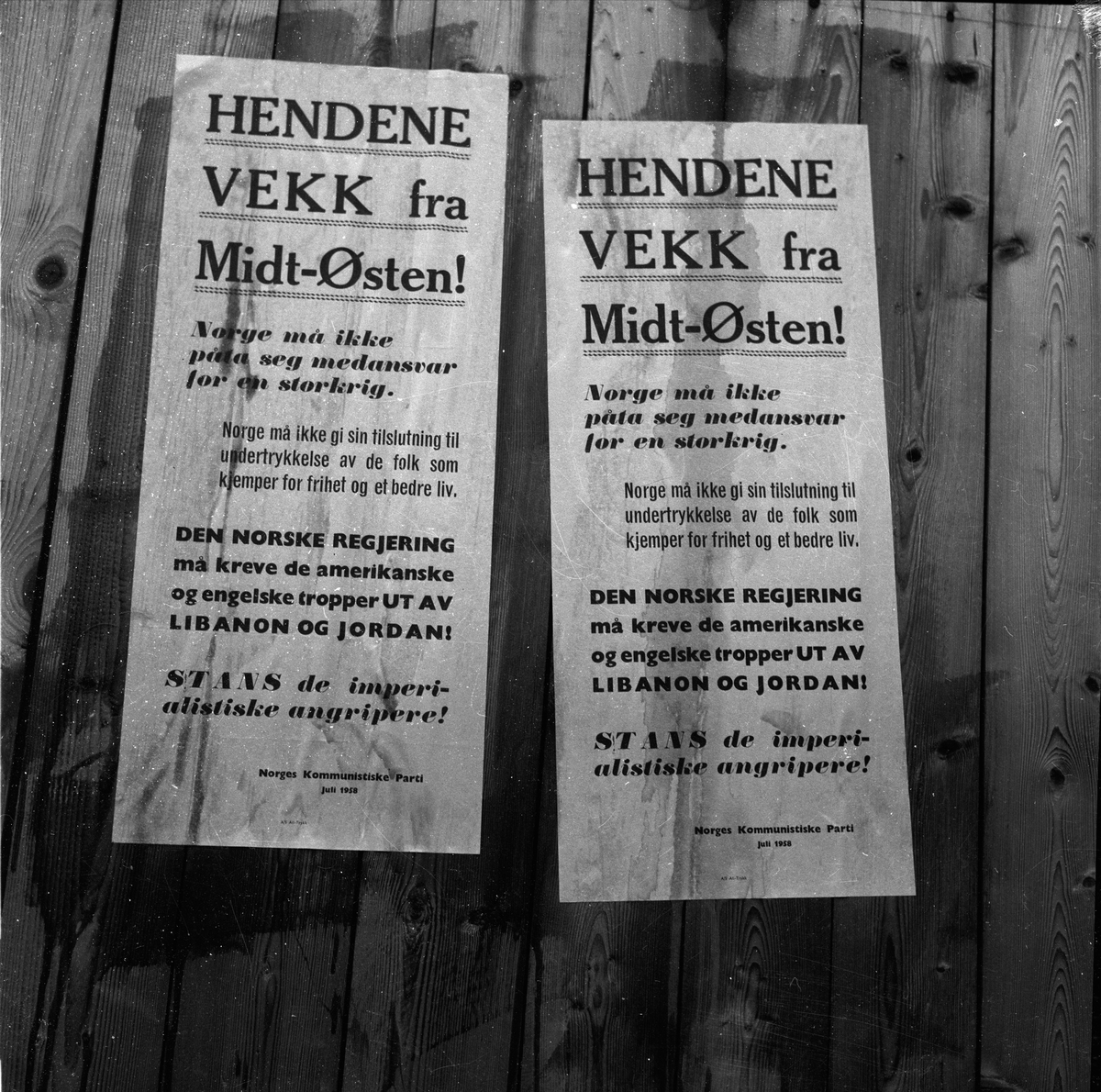 Drammensveien 18, Oslo, 05.08.1958. Den Amerikanske ambassade. Politiske plakater.