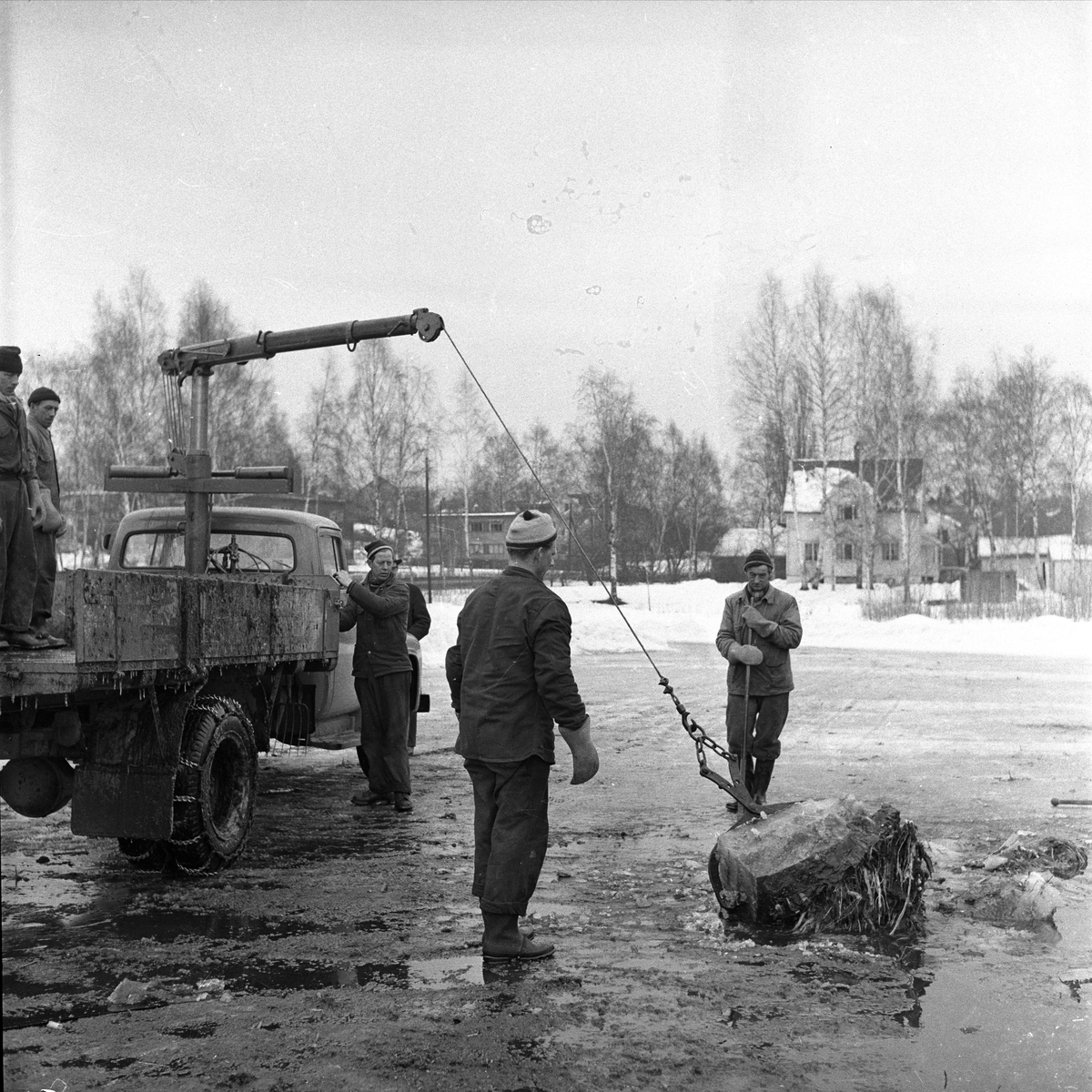 Tjernsmyra, Bærum, Akershus, 11.03.1957. Landskap og menn med kranbil