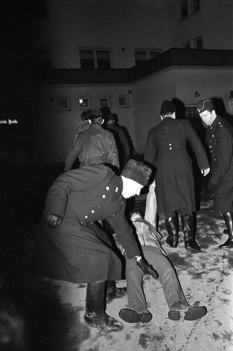 Arendal, 10.04.1970, demonstrasjoner, premiere på filmen "Green Berets" i Arendal.  Politiet med demonstrant.