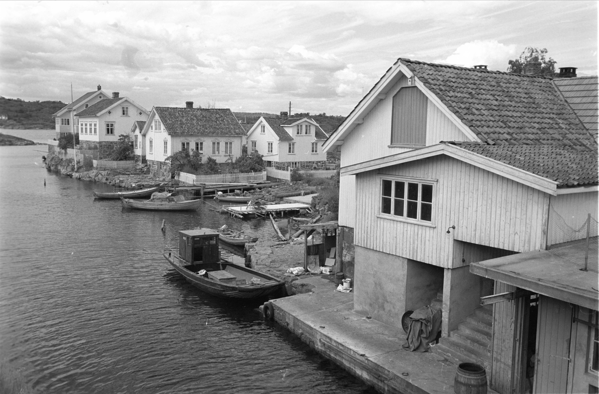 Lille Svalsund, Lyngør, september 1962, bebyggelse i sjøkanten.  Fergen til slakter Løvdahl midt i bildet.
