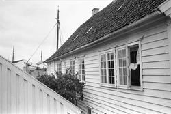 Fra Karmøy august 1965. Hus med båt i bakgrunnen i Skudenesh
