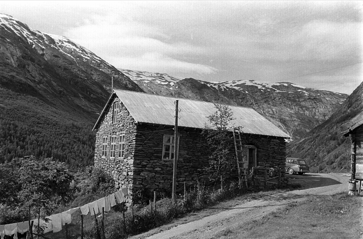 Fra Sogn 01.08.1967. Gammelt bebodd bygg i Jostedalen.