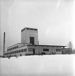 Hamar, 08.03.1958, Oplandske Spritfabrikk, fabrikkområdet, p