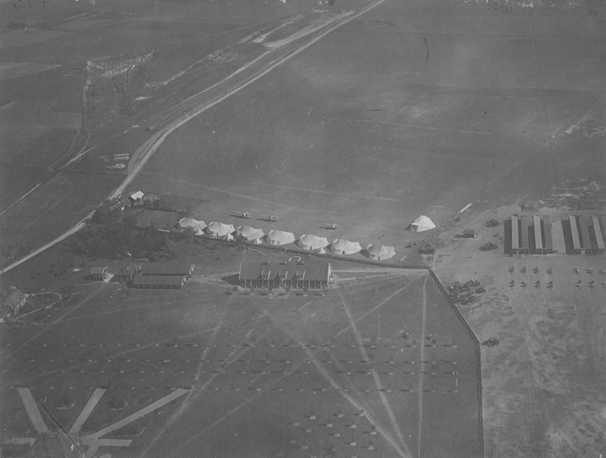 Flygfotografi av Rinkaby flygfält, 1920-tal. Tälthangarer och flygplan.