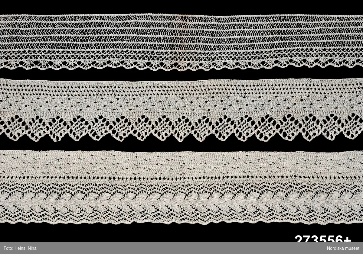 Spets, samling.
Största bredd 8 cm, minsta bredd 4 cm.
Maskinspunnet och maskintvinnat bomullsgarn.
Spetsar stickade av mycket tunn bomullstråd och tunna stickor, stickade på tvären.
/Berit Eldvik 2002