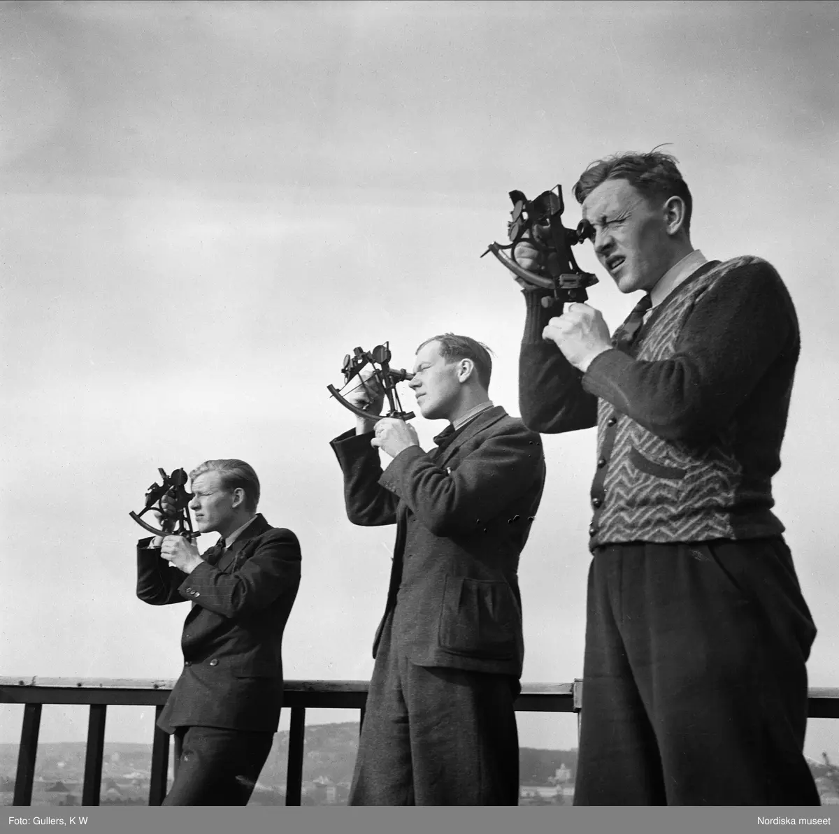 Navigationsskolan i Göteborg. Tre unga män med sextanter.