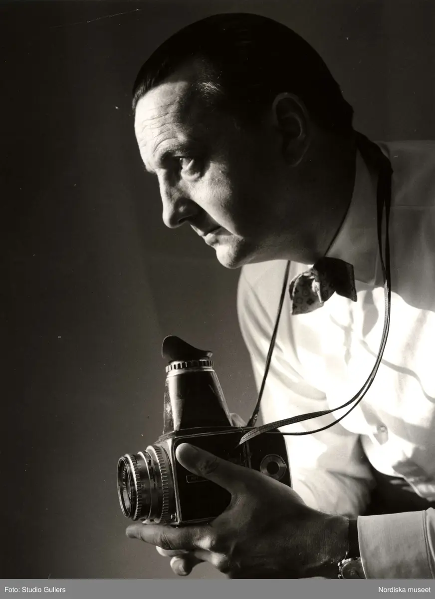 Karl Werner Edmund (KW) Gullers (född 1916-09-05, död 1998-02-21), var en internationellt uppmärksammad svensk fotograf. Efter att ha gått i lära hos bl a porträttfotografen Jan de Meyere startade han egen verksamhet år 1938. Förutom otaliga reportage för tidningar som Picture Post, Se, Vi och Allers gjorde han 100 fotoböcker i både färg och svartvitt. Hans bilder utgör en unik dokumentation av den genomgripande förändring Sverige gått igenom under 1900-talet.