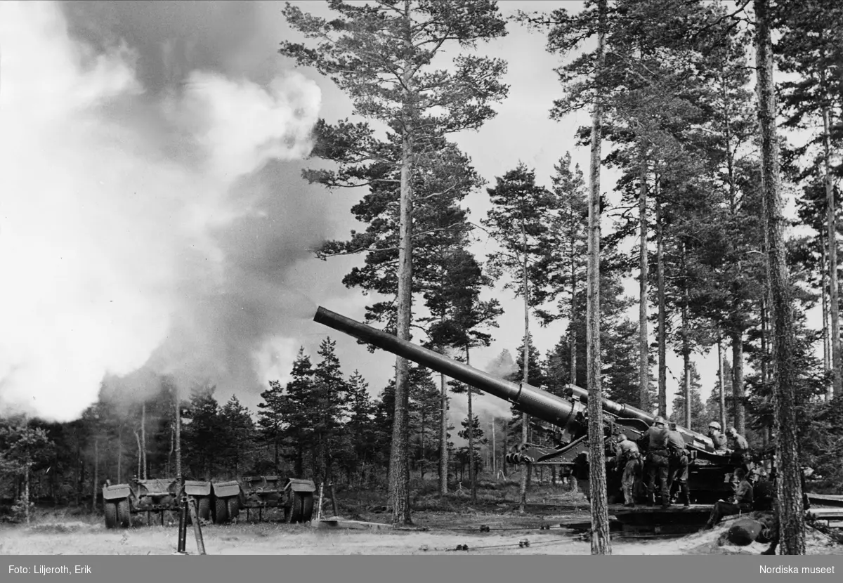 Militärövning på Gotland. 21 cm kustartilleripjäs m/42 under eldgivning.