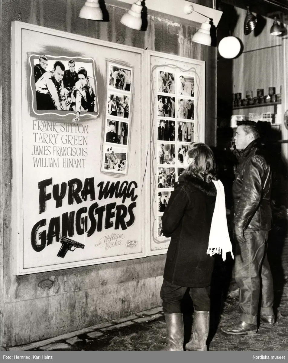 Ungdomar framför filmaffisch: "Fyra unga gangsters".