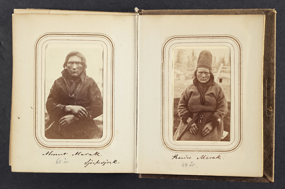 Porträtt av Abmut Merak, 60 år, Sjokksjokks sameby, Jokkmokks socken. Ur Lotten von Dübens fotoalbum med motiv från den etnologiska expedition till Lappland som leddes av hennes make Gustaf von Düben 1868.