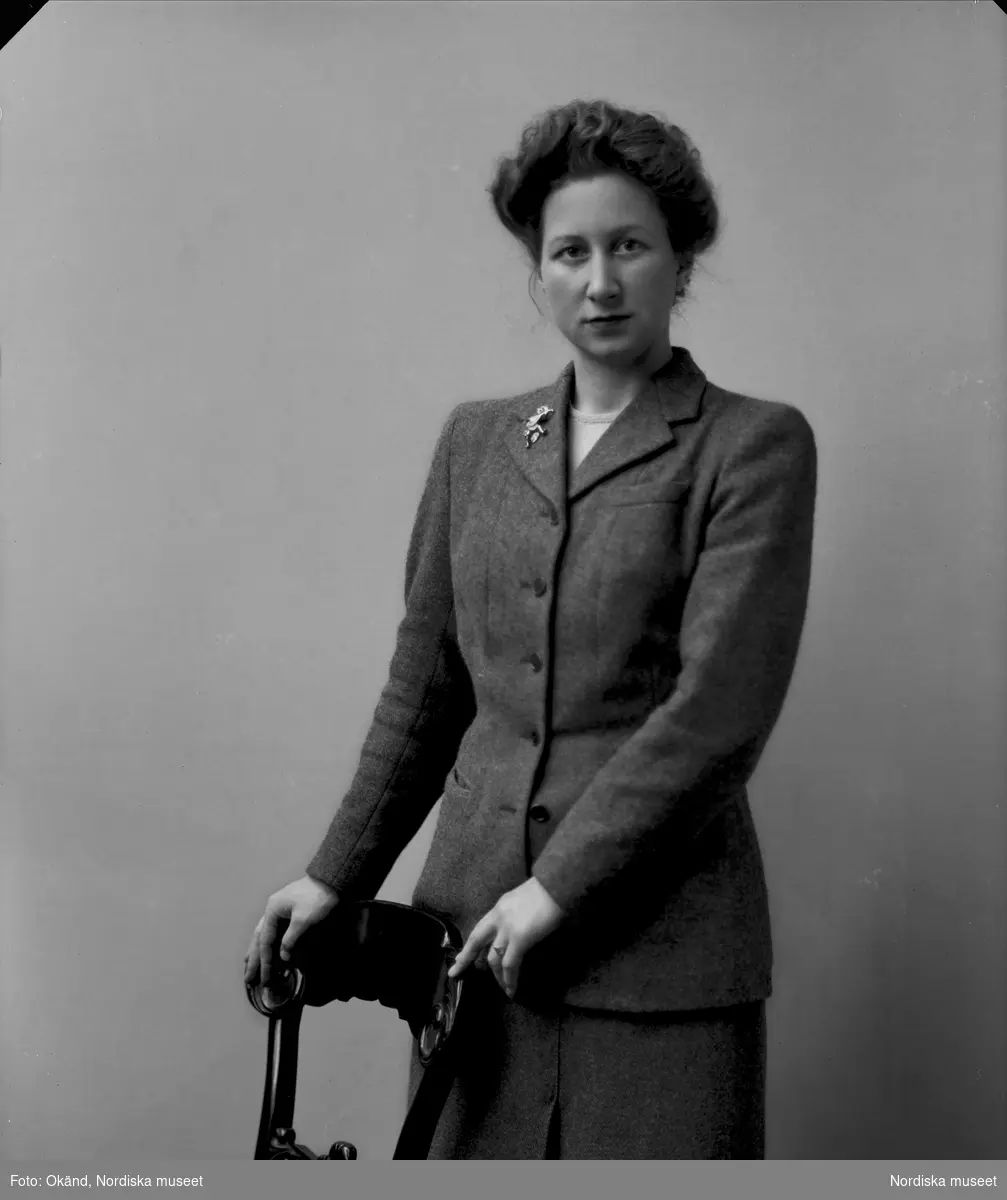 Porträtt av etnologen och dräktforskaren Anna-Maja Nylén, verksam vid Nordiska museet från 1937.