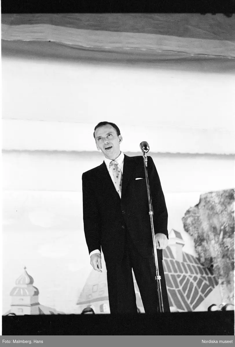 Frank Sinatra på scen under Sverigeturnén, Finspångs Folkets park.