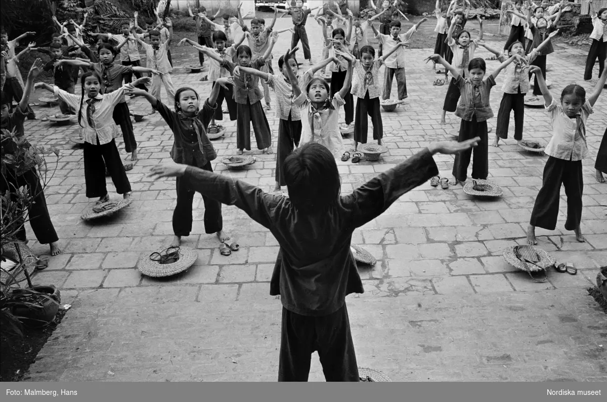 Hoa Xa, Nordvietnam. Barngrupp gör gymnastiska övningar utomhus.