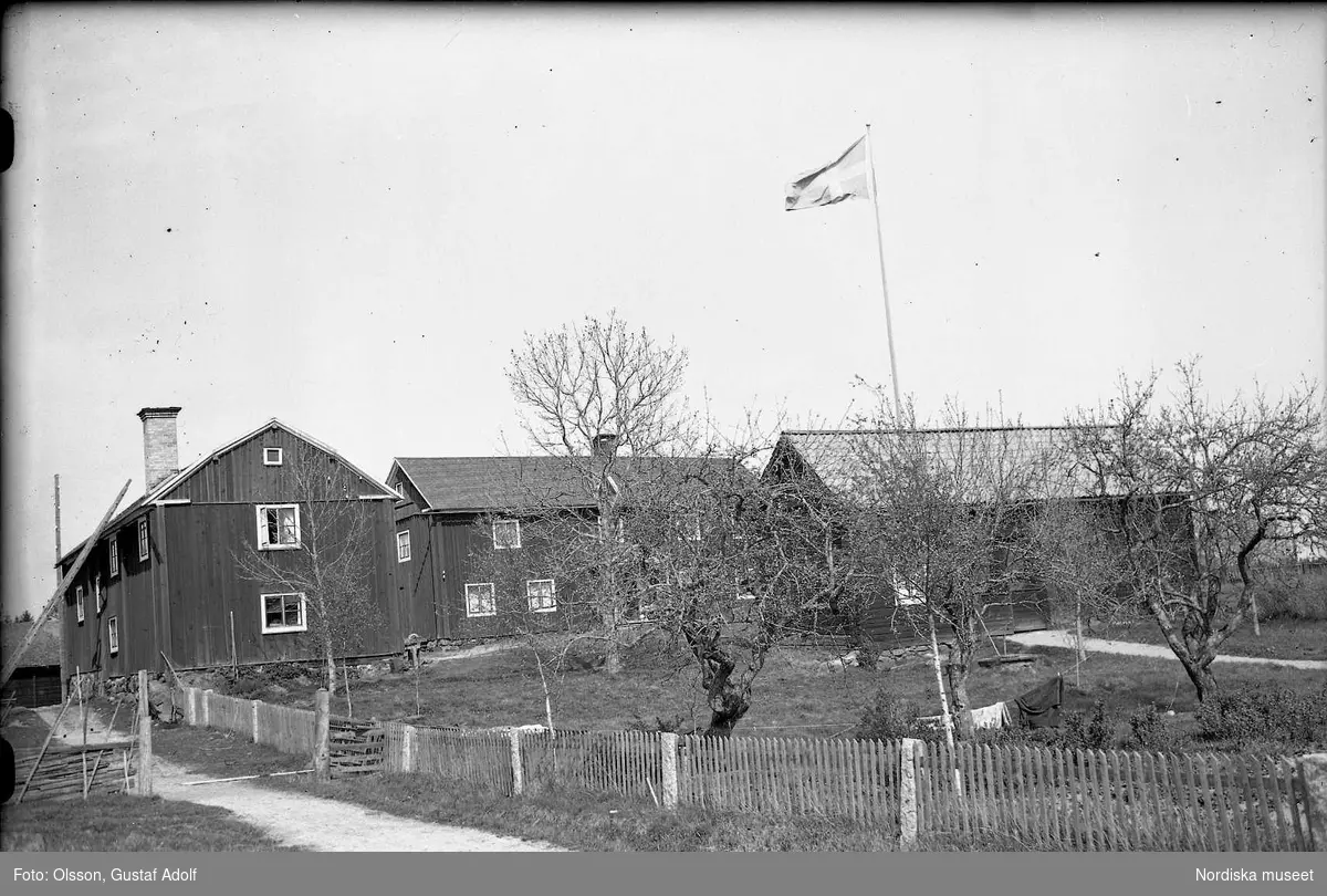Gård med flaggan i topp. Bild från 1900-talets första hälft.