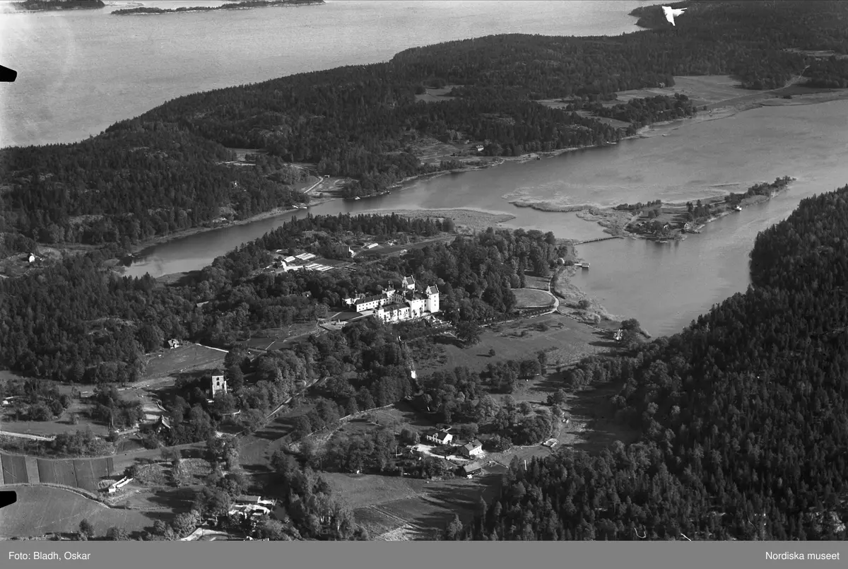 Flygbild över Tyresö slott med omgivande landskap, skog och vatten ...