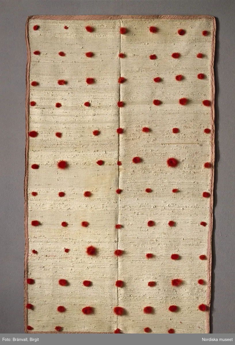 Bild på täcke, så kallad trasväv ur Nordiska museets samlingar. Inv.nr. NM.193867