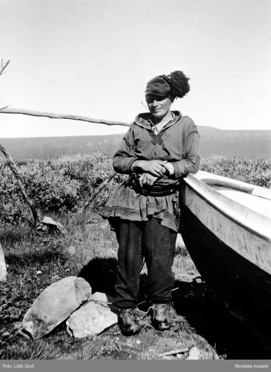 Tomas Pittja vid en båt. Paltaluokta, Norrkaitum, Gällivare socken, Lappland.